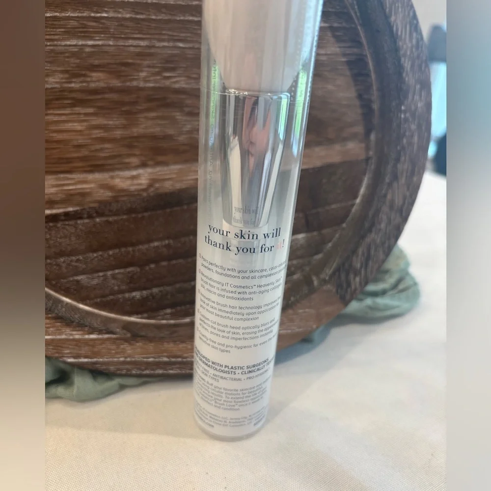 IT Cosmetics Heavenly Skin CC+ Brush #702 NWT
